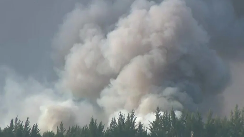 Crews battle 2 wildfires in West Miami-Dade causing huge plumes of smoke in the air