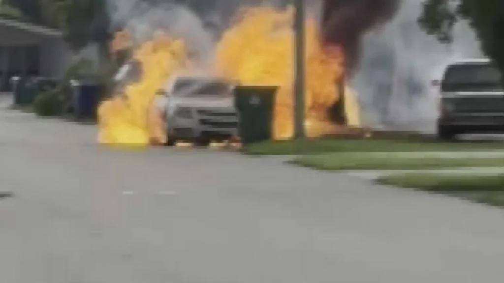 Lightning strikes car in Miramar neighborhoodhood