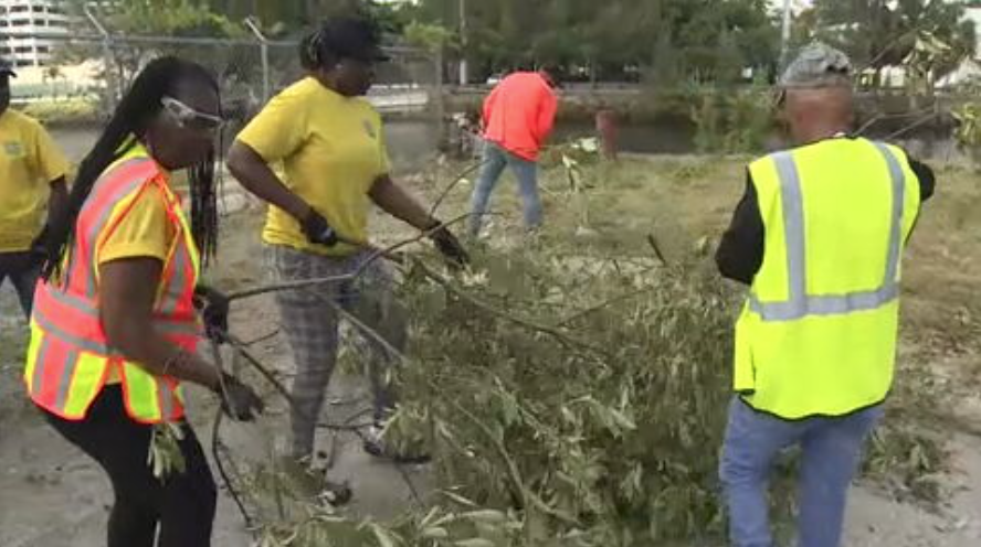 Volunteers team up to haul trash from Miami River in local initiative